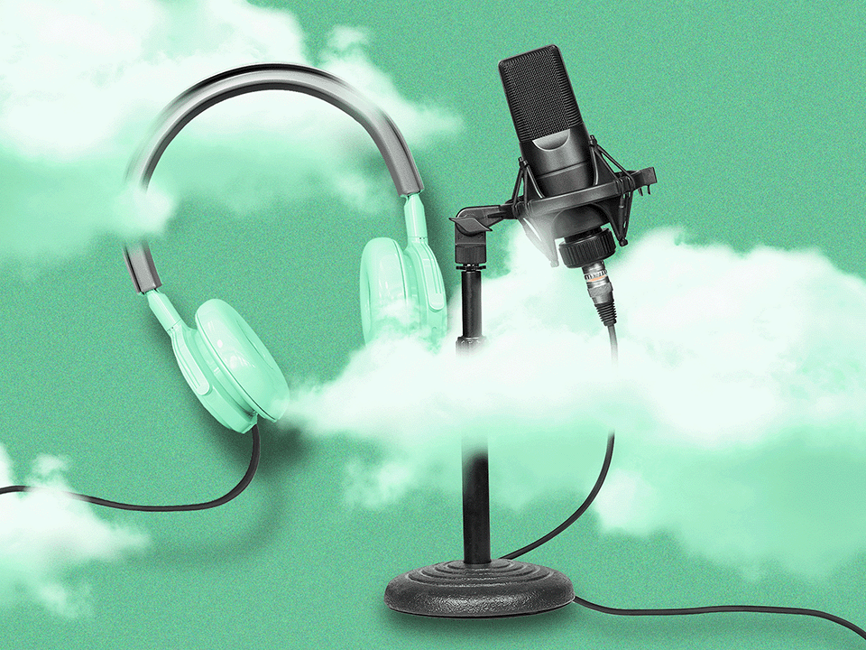 a microphone and headphones representing the best mental health podcasts