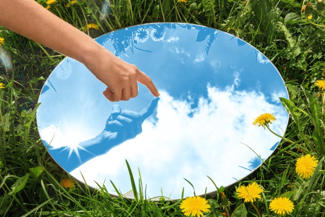 hand pointing in mirror